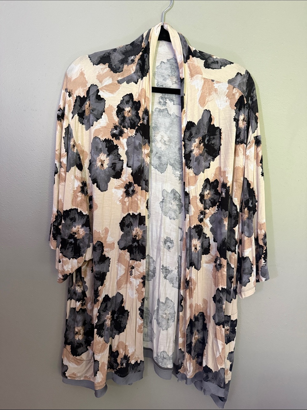 LOGO by Lori Goldstein Beige & Black Floral Open-Front Cardigan
